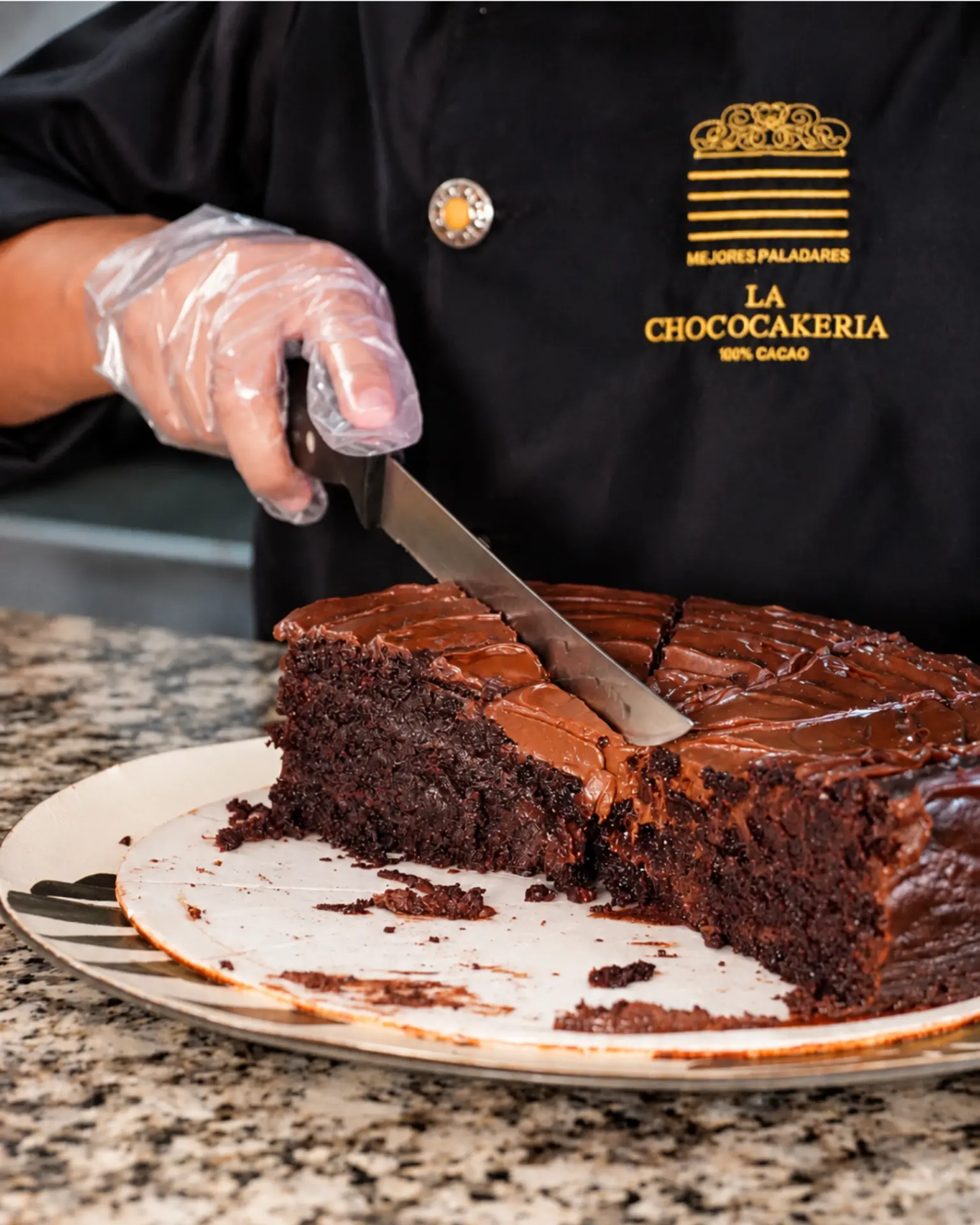 Preparación y corte de la Choco Matilda en La Chococakeria