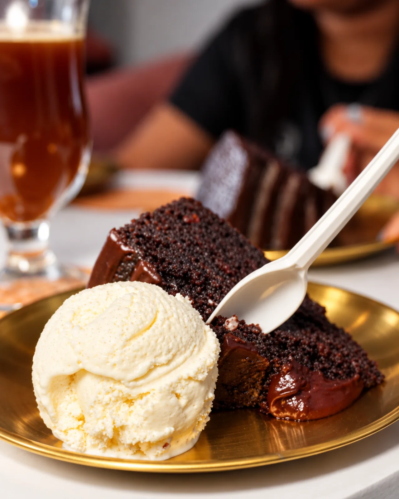 Porción de torta de chocolate de La Chococakeria acompañada con helado en Chía