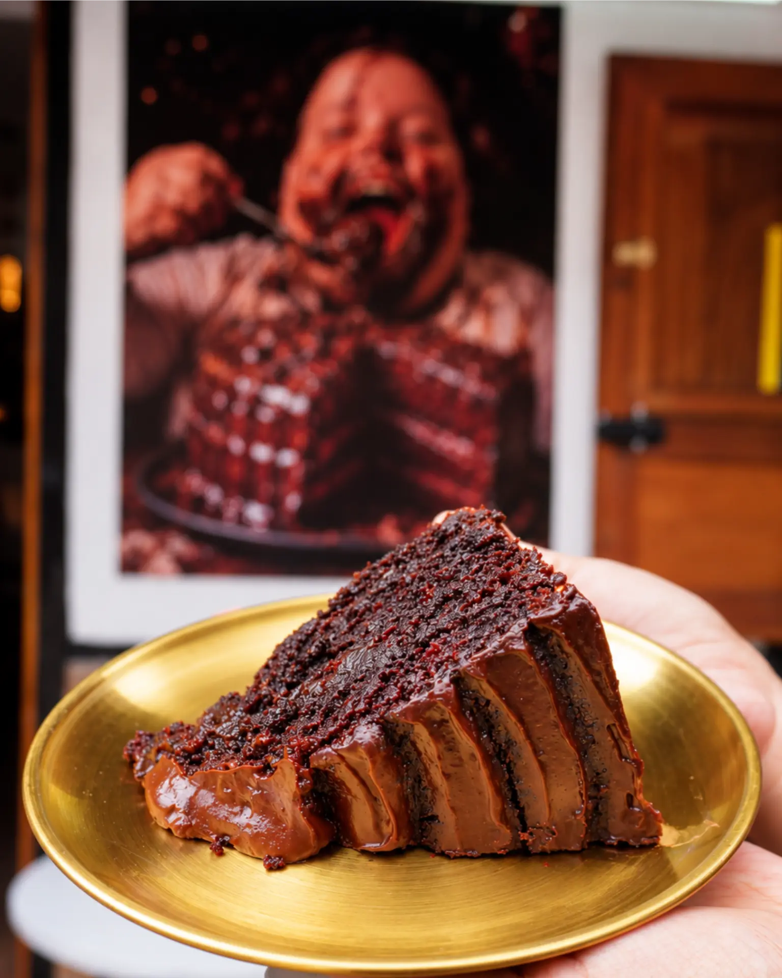 Porción de Choco Matilda servida en plato dorado en La Chococakeria